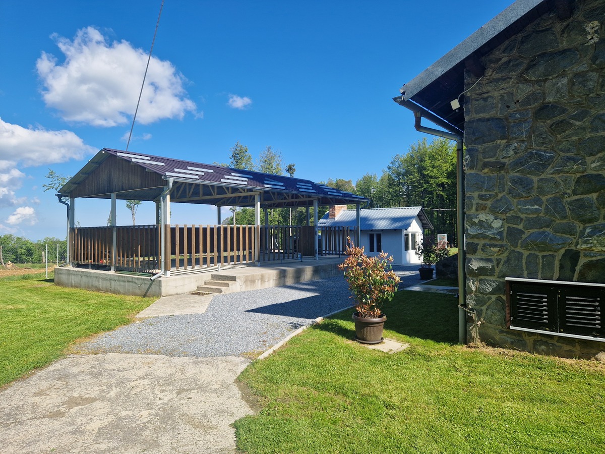 Kuća i travnjak uz šumu – OPG Volf